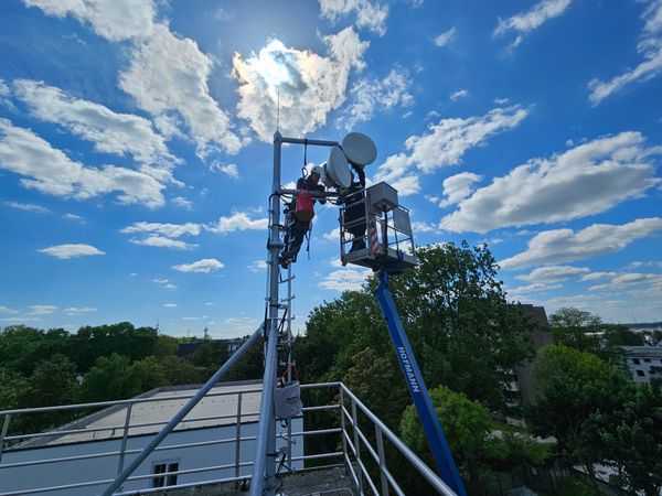 Montage der Richtfunkantennen