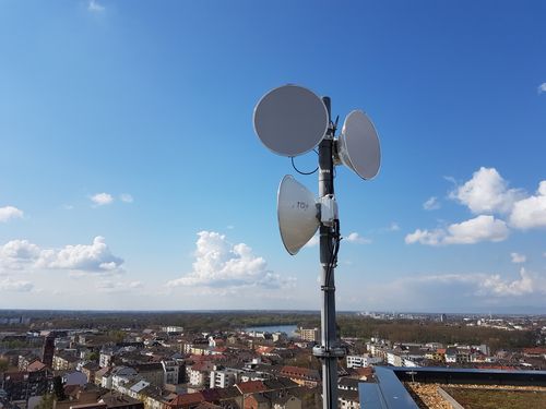Richtfunk Antenne zur Punkt-zu-Punkt Datenübertragung zwischen zwei Unternehmensstandorten
