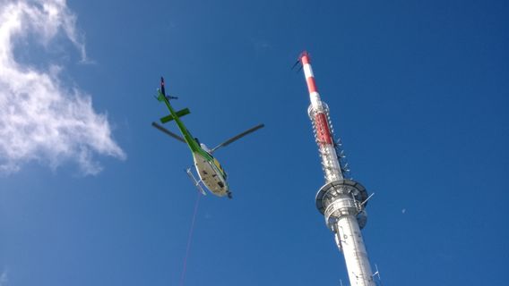 Richtfunkantennentransport per Helikopter