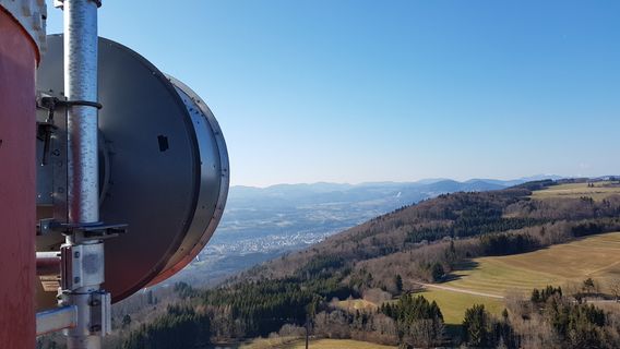 Richtfunkantennen Landschaftsblick über die Berge der Schweiz