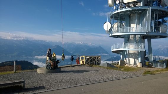 Materialtransport der Richtfunkantennen per Hubschrauber auf Bergipfel