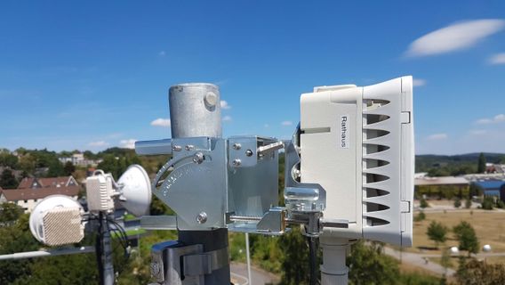 temporäre Richtfunkinstallation im Stadtumfeld