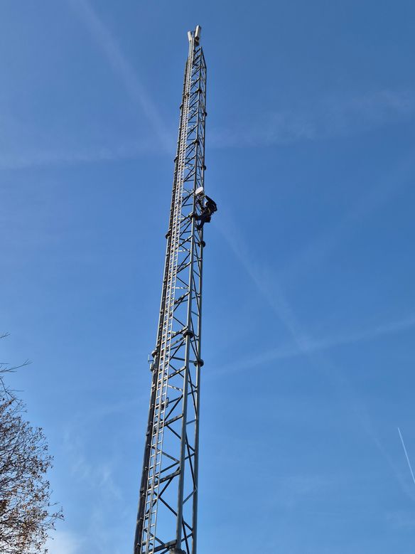 Richtunkmontage am Stahlgittermast